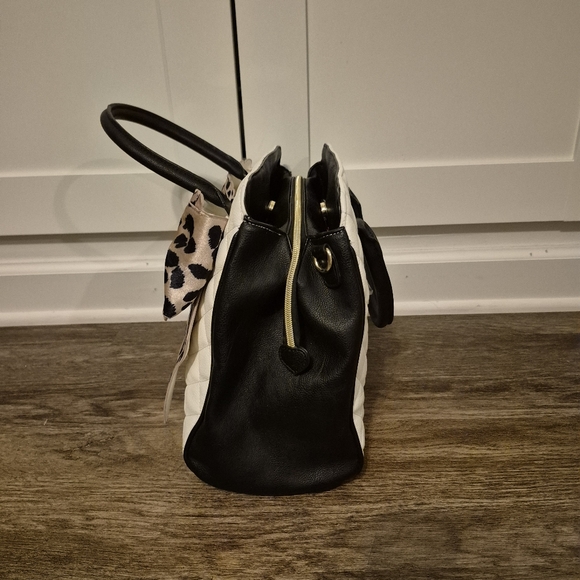 Betsey Johnson Quilted Satchel Leopard Bow Floral Lining Black White Rare - Picture 3 of 10